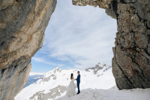 Свадьба в каменной арке в скале Дракон