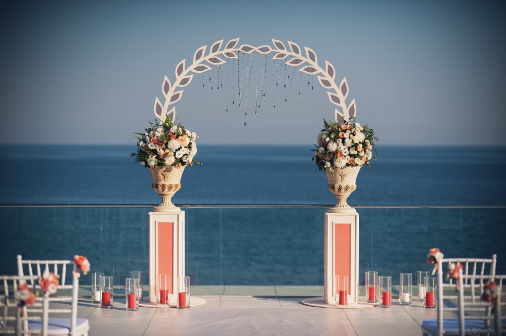 Легкая выездная свадебная церемония у моря в Крыму