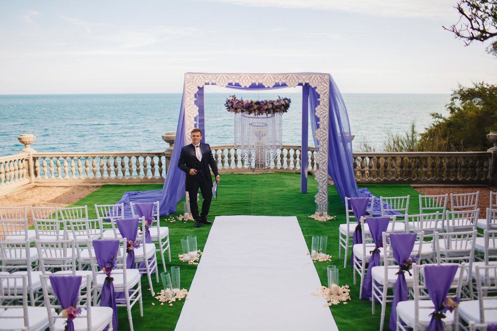 Свадебная церемония в парке с видом на море