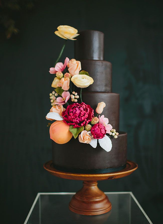 Свадебный торт,украшенный крупными цветами