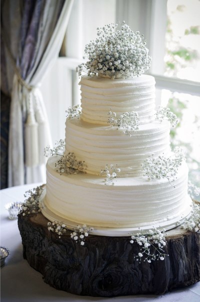 Свадебный торт, украшенный ландышами