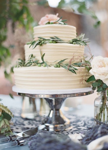 Свадебный торт, украшенный травами