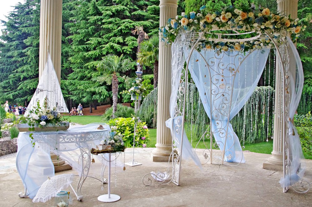 Свадебный шатёр и стол для регистрации молодожёнов в романтично-морском стиле.
