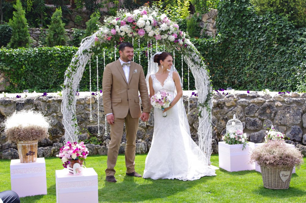 Свадебная арка из пионов и роз на церемонии бракосочетания