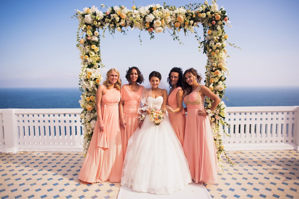 Подружки невесты. Выездная регистрация с видом на море на террасе дворца в Крыму