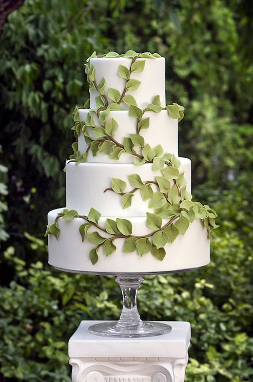 Свадебный торт с растительным декором