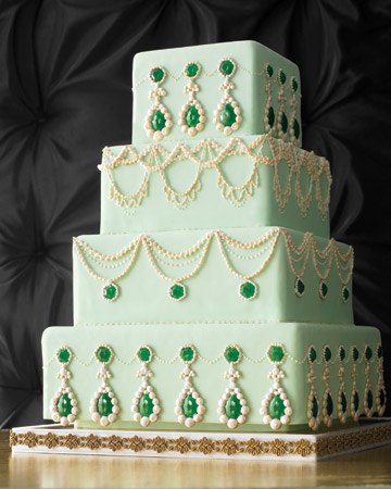 Свадебный торт, декорированный "драгоценностями"